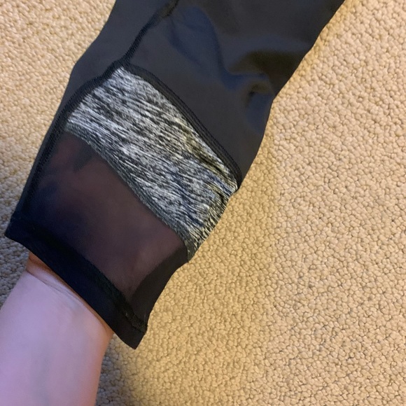 Lululemon crops with mesh size 6 - Picture 3 of 3